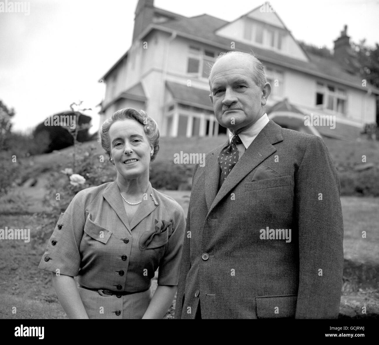 Il maresciallo Sir William Slim, capo dello staff generale imperiale, la cui nomina a governatore generale dell'Australia è stata annunciata da Buckingham Palace ieri sera. È raffigurato con Lady Slim a casa loro a Limpsfield Common vicino Oxted, Surrey. Foto Stock