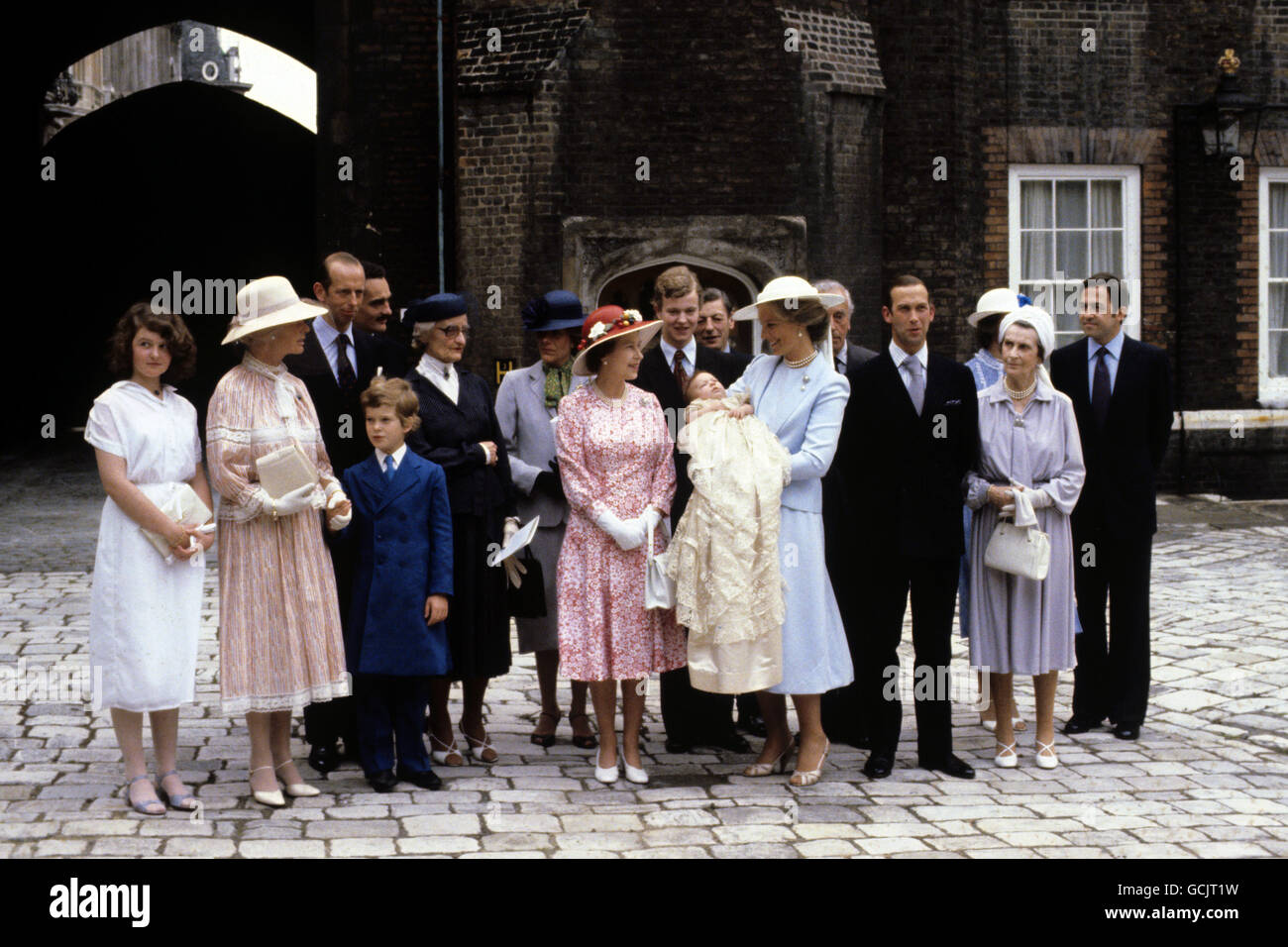 Il Principe e la Principessa Michael di Kent e il loro figlio Lord Frederick Windsor con la Regina e alcuni degli altri ospiti dopo il battesimo del bambino nella Cappella reale, St James' Palace, Londra Foto Stock