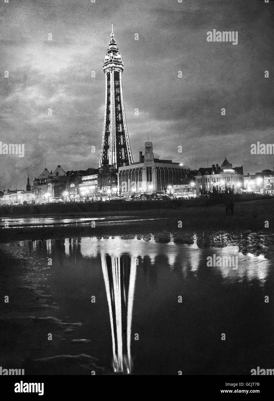 BLACKPOOL TOWER, ILLUMINATO IN UNA PROVA DELLE ILLUMINAZIONI DA ACCENDERE B AMBASCIATORE SOVIETICO JACOB MALIK. HA BISOGNO DI 10,000 LAMPADINE PER ACCENDERLO. Foto Stock