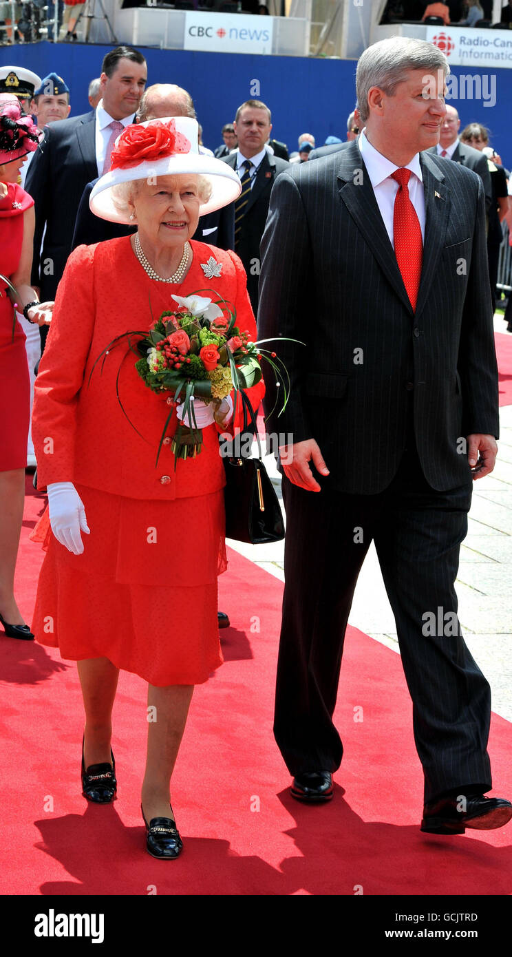 Regina Elisabetta II con Stephen Harper il primo ministro del Canada fuori dal Parlamento dopo essere arrivato a partecipare alle celebrazioni del Canada Day, a Ottawa, Canada. Foto Stock