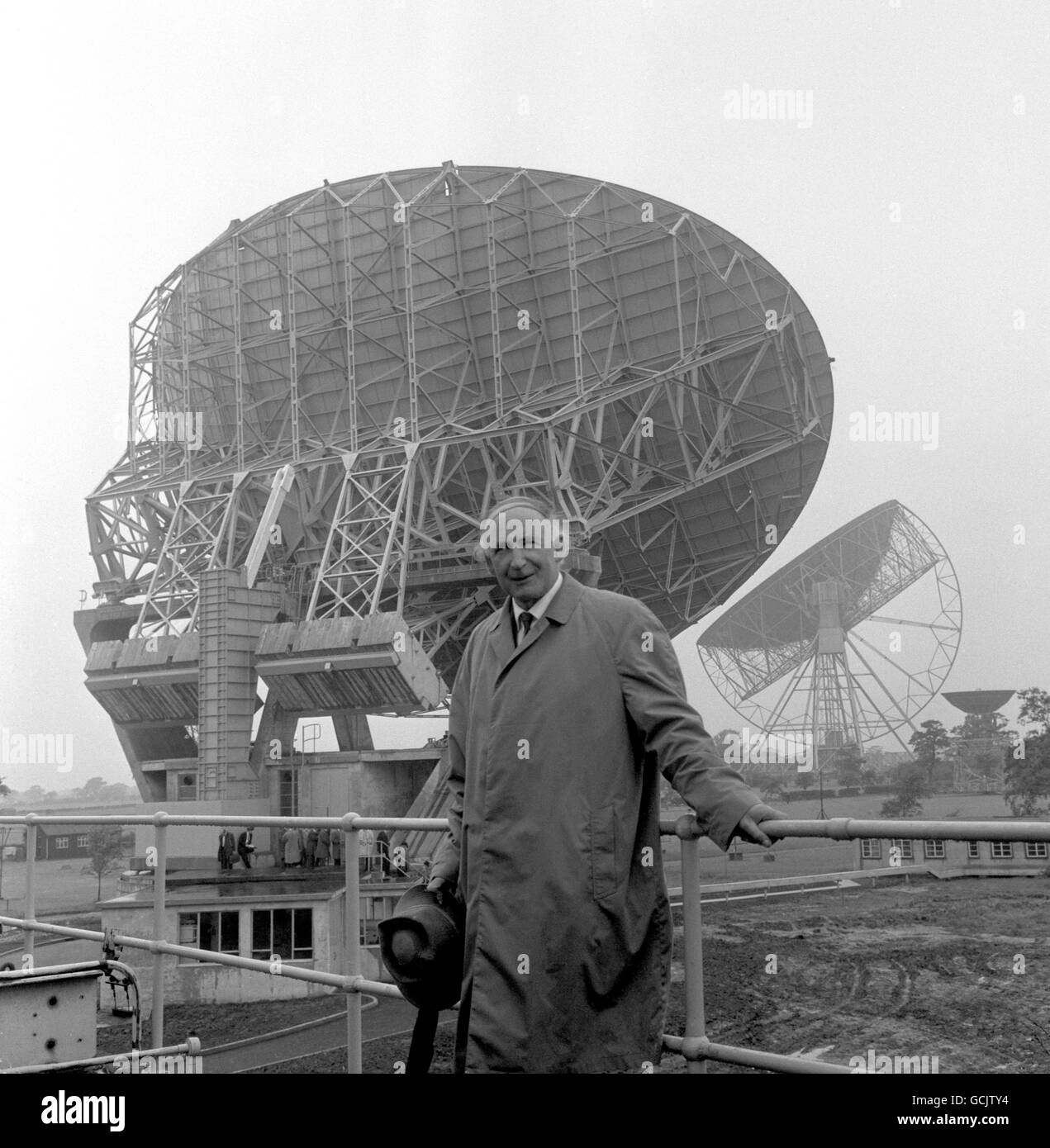 Sir Bernard Lovell, direttore della stazione di Astronomia radiofonica Jodrell Bank, Cheshire, ha illustrato oggi (giovedì) di fronte alle stazioni nuovo radiotelescopio da £300,000, il primo strumento controllato da computer del suo genere, e sullo sfondo è il telescopio Mk1 di Jodrell Bank. Foto Stock