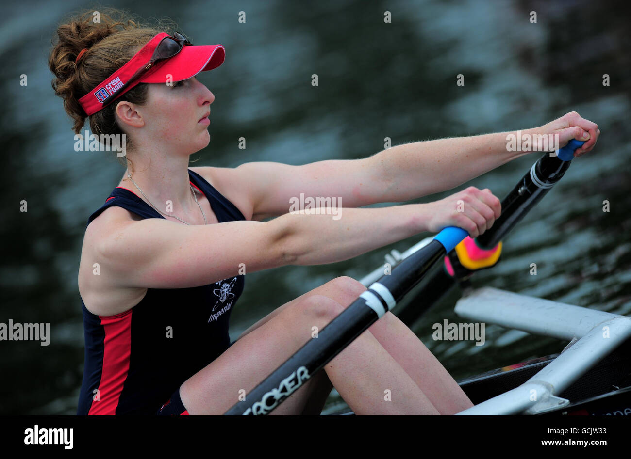 Lo Stroke Matilda Pauls dell'Imperial College London e dello Sport Imperial Rowing Club si prepara prima della loro corsa della Princess Grace Challenge Cup contro il Waiariiki Rowing Club della Nuova Zelanda durante la regata Henley Royal a Henley-on-Thames, Oxford. Foto Stock