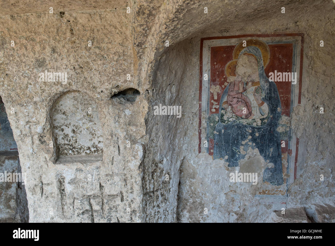 Gli affreschi all'interno di una chiesa rupestre, Matera, Basilicata, Italia, Europa Foto Stock