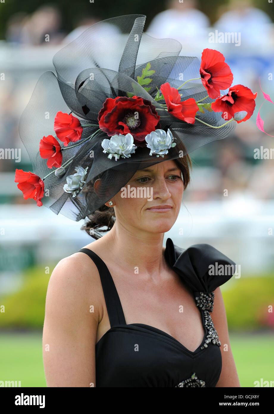 Trish Gould vince il concorso migliore donna vestito durante il Giornata Coral-Eclipse al Sandown Park Foto Stock