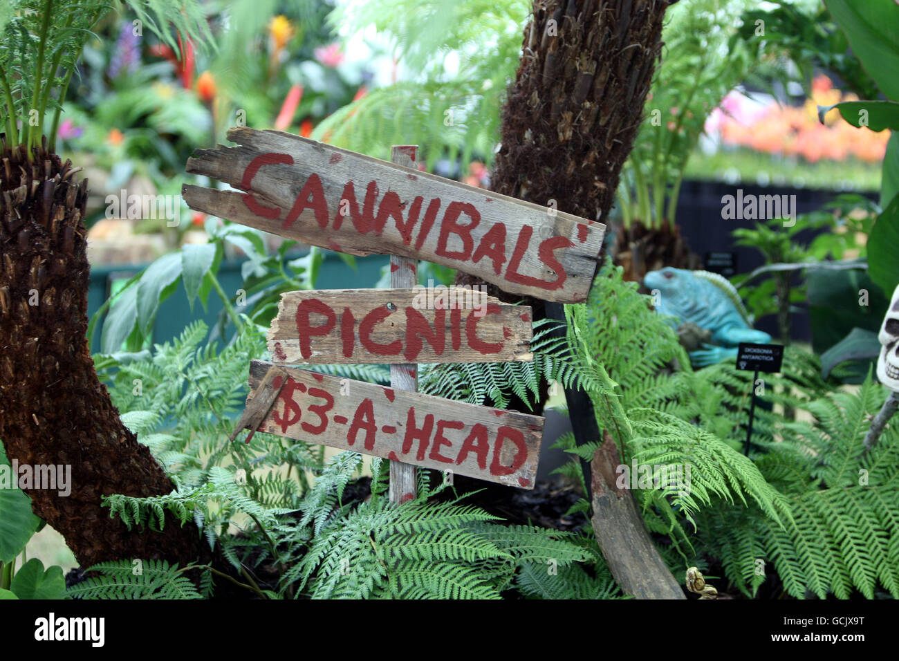 Una vista generale delle insegne all'Hampton Court Palace flower show, Londra. Foto Stock