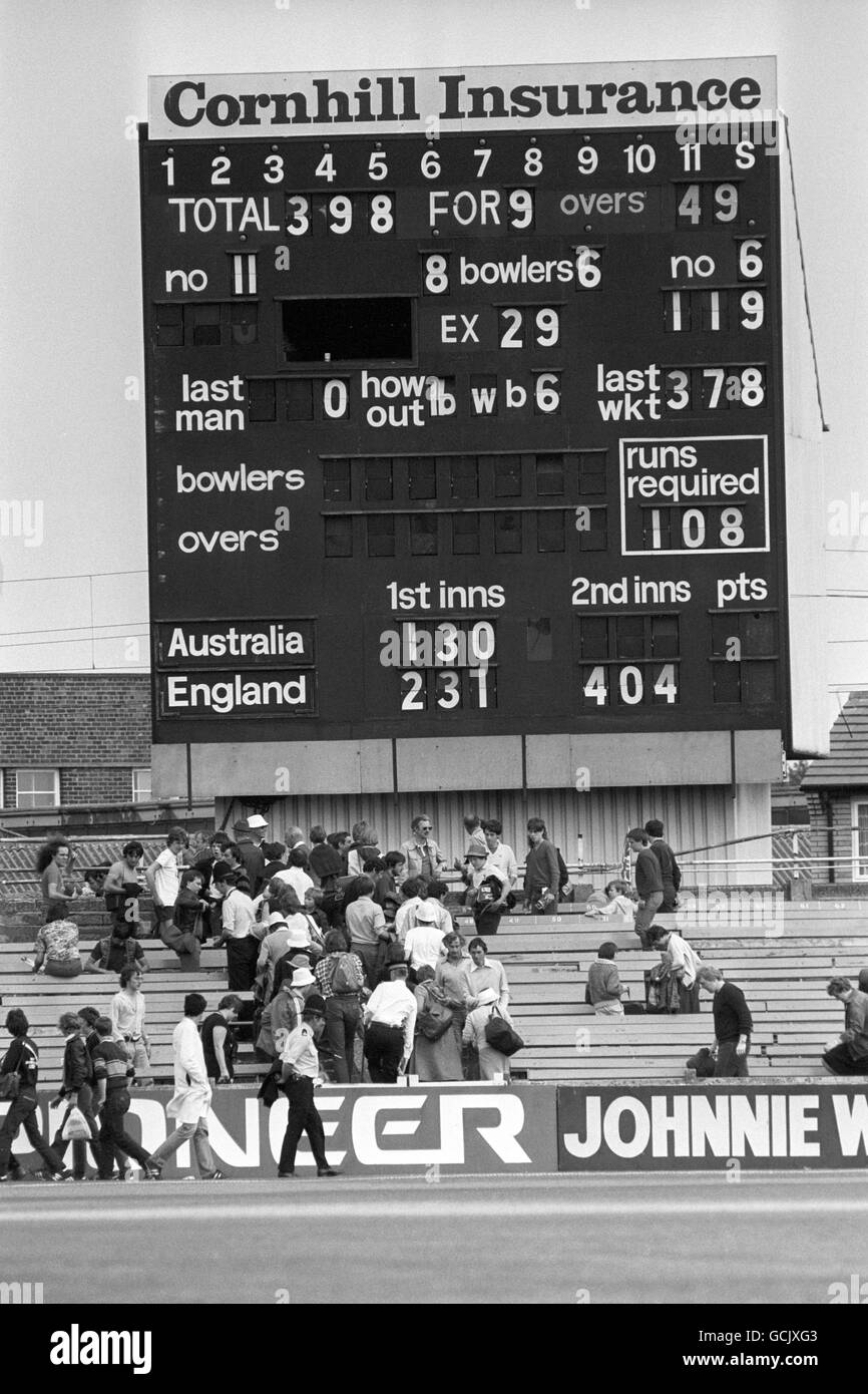 Cricket - The Ashes - Fifth Test - Inghilterra / Australia - Day Five - Old Trafford, Manchester. Quadro di valutazione che mostra come l'Australia è caduta 108 corse dell'obiettivo dell'Inghilterra, garantendo così che l'Inghilterra mantenesse le ceneri Foto Stock