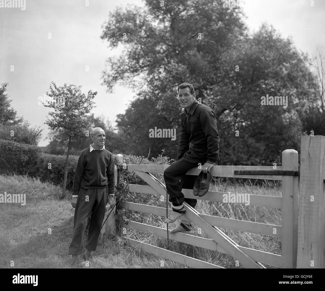 L'Arsenal's Welsh International Mel Charles ha un riposo dopo l'allenamento con altri giocatori dell'Arsenal a London Colney, Hertfordshire. Foto Stock