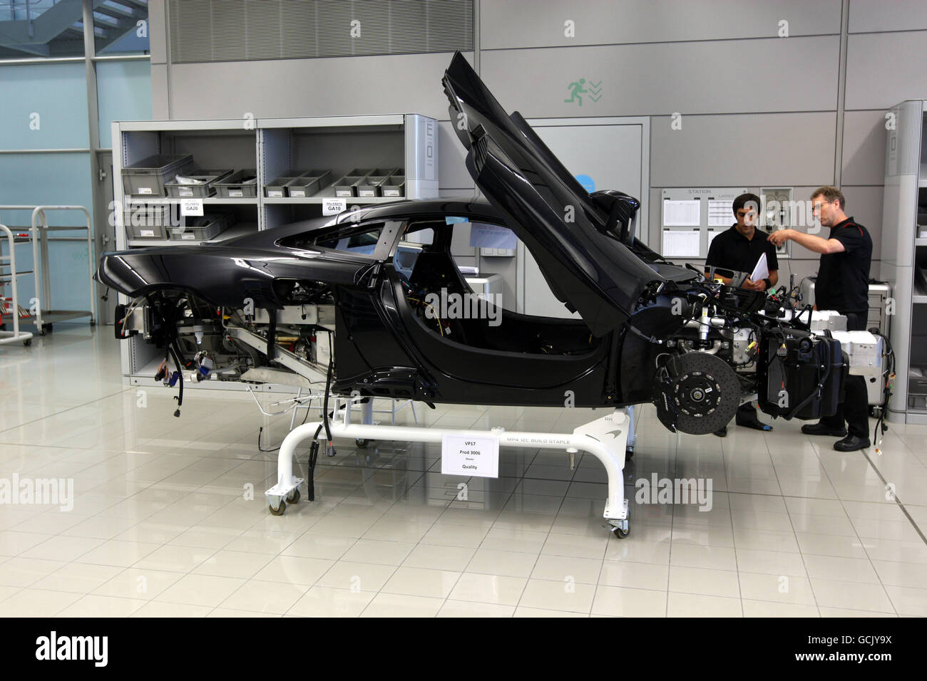 McLaren Automotive ha una visione della loro nuova vettura la McClaren MP4-12C sulla linea di produzione presso il loro Centro tecnologico a Woking, Surrey. Foto Stock