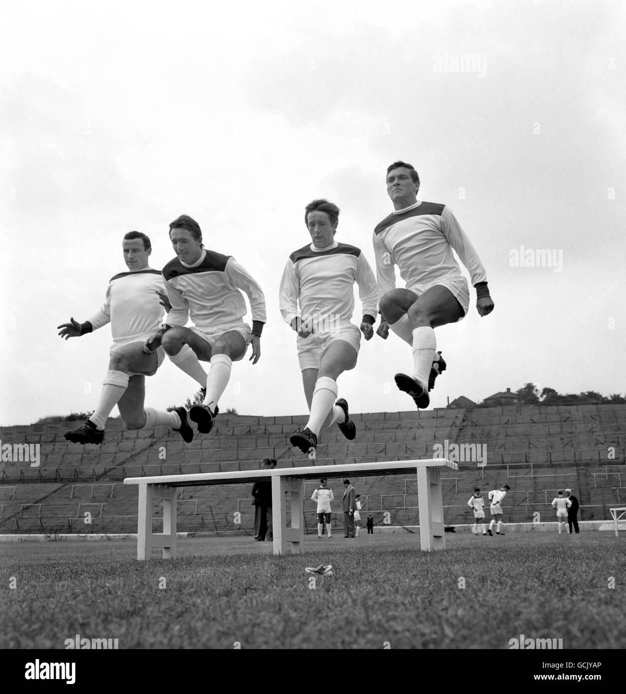 I giocatori di Charlton Athletic, da sinistra a destra, Jack Kennedy, Len Glover, Roy Matthews e Brian Kinsey, si allenano per la nuova stagione nella valle. Foto Stock