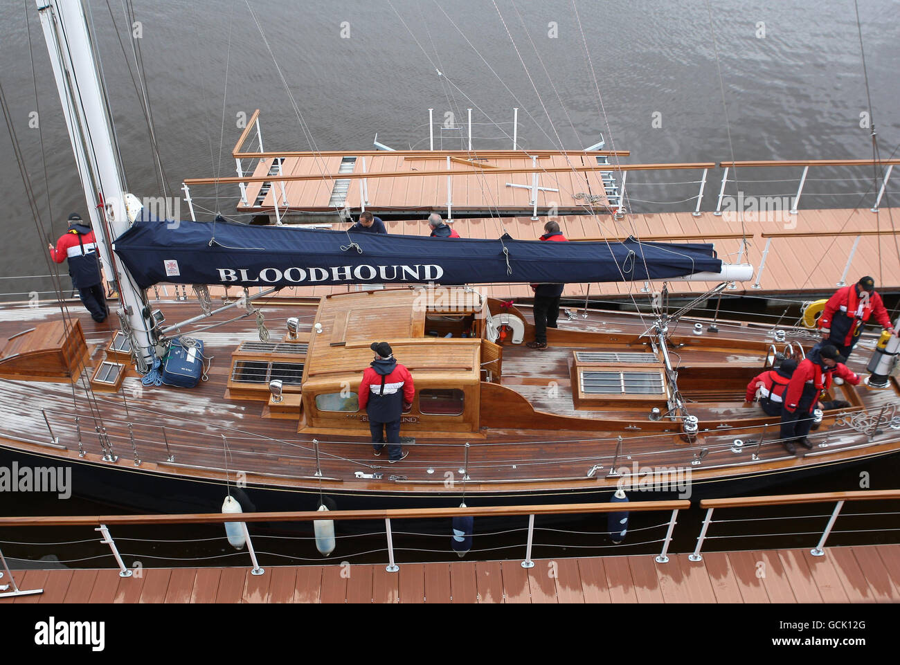 La barca da corsa Royal Bloodhound da 63 piedi arriva al suo nuovo ormeggio accanto al Royal Yacht Britannia al porto di Leith, Edimburgo. L'artigianato farà parte di una nuova mostra sulla passione della Famiglia reale per la vela dopo essere stato acquistato dai fiduciari all'inizio di quest'anno. Foto Stock