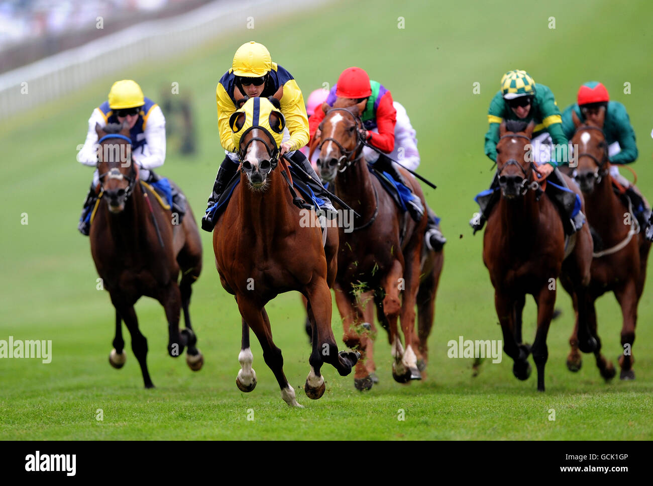 Space Station (2° da sinistra) guidata da Shane Kelly vince il BGC handicap Stakes. Foto Stock