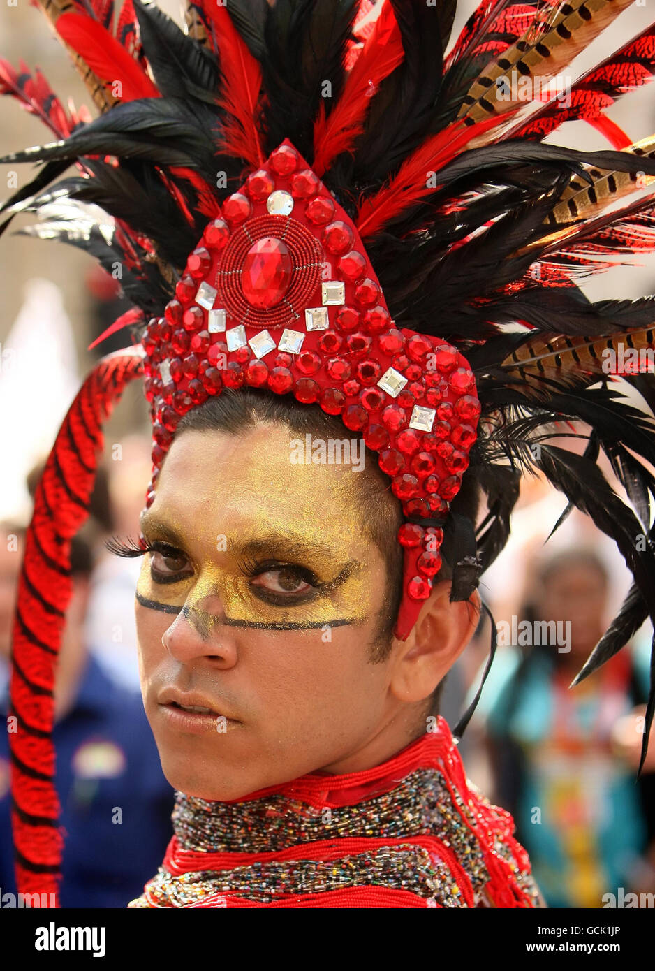 Un festaiolo partecipa alla parata annuale di Gay Pride, nel centro di Londra. Foto Stock