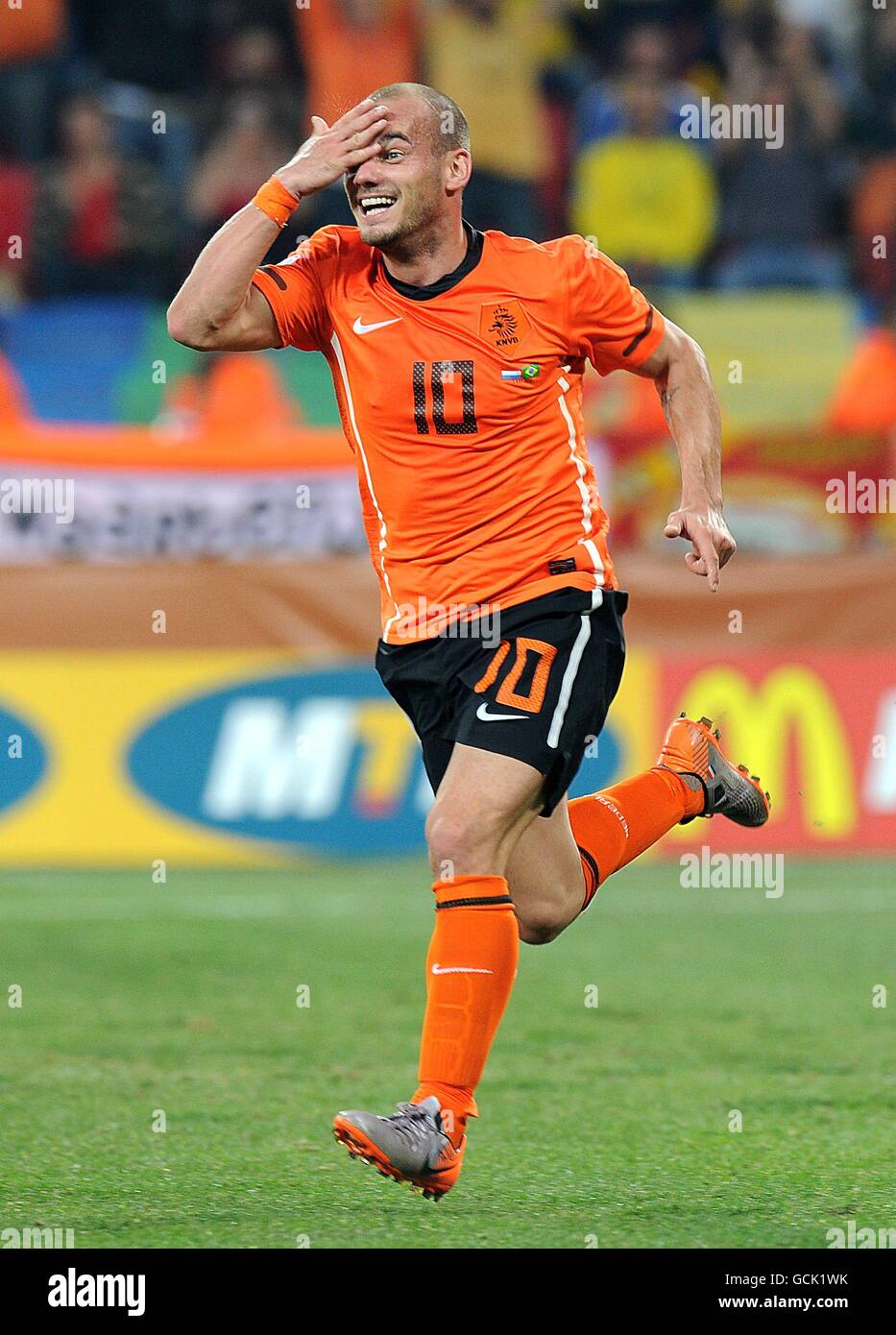 Calcio - Coppa del mondo FIFA Sud Africa 2010 - Quarter Final - Olanda /  Brasile - Nelson Mandela Bay Stadium. Il Wesley Sneijder dei Paesi Bassi  celebra il secondo obiettivo del gioco Foto stock - Alamy