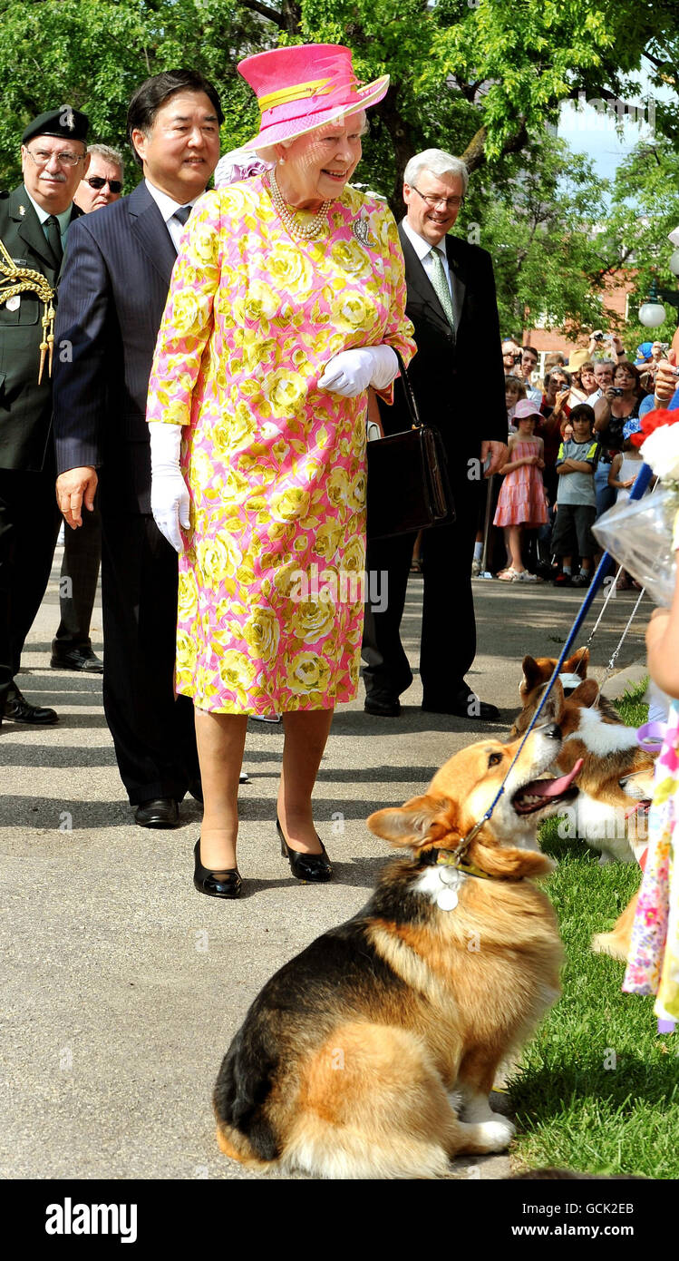 La Regina Elisabetta II della Gran Bretagna parla con i proprietari di cani Corgi mentre lascia la Casa del Governo, durante una visita a Winnipeg, Canada. Foto Stock