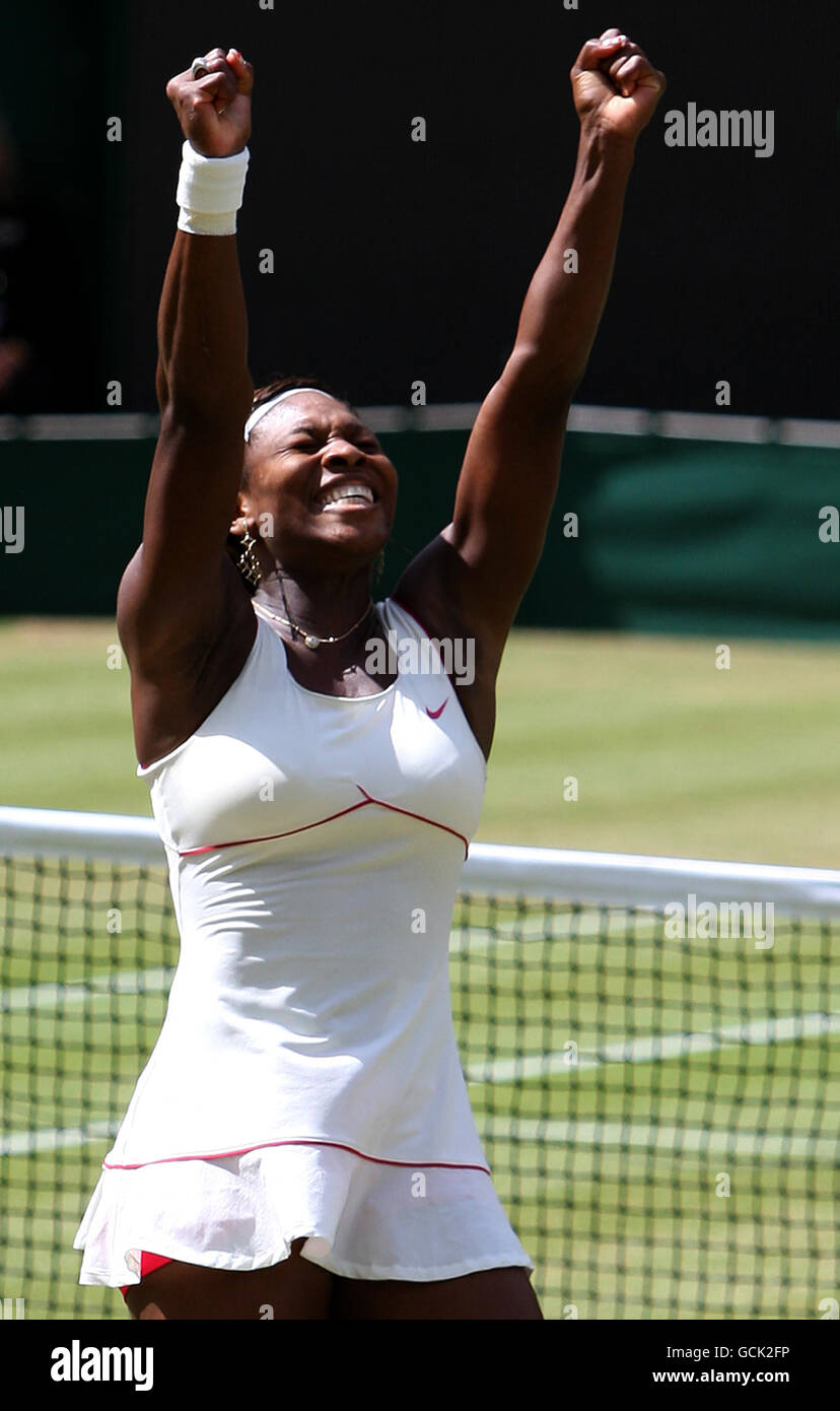 La Serena Williams degli Stati Uniti celebra la sua vittoria su vera Zvonareva della Russia nella finale di Ladies Singles il giorno dodici dei Campionati di Wimbledon 2010 al All England Lawn Tennis Club di Wimbledon. Foto Stock