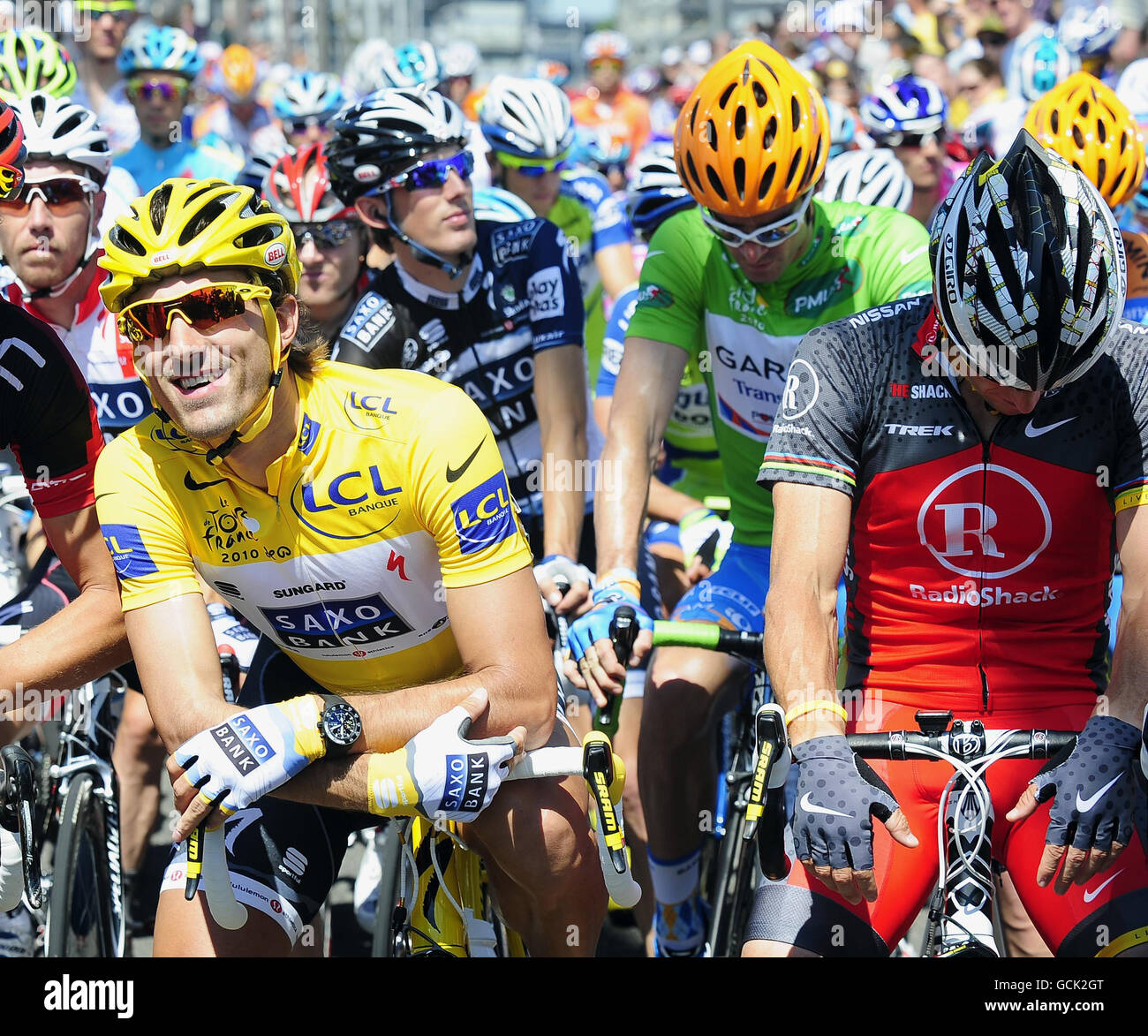 Fabian Cancellara di Saxo Bank dalla Svizzera nella maglia gialla con Lance  Armstrong di radio Shack (grigio e rosso) e David Millar di  Garmin-Transition dalla Gran Bretagna nella maglia verde mentre i