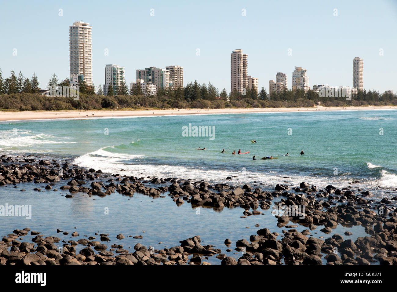 Surfers in attesa di prendere un'onda a Burleigh capi sulla Gold Coast in Australia Foto Stock