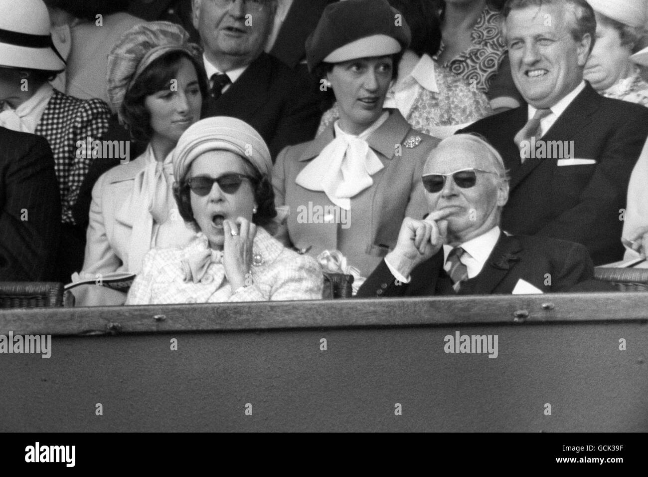 La regina Elisabetta II nella Royal Box sul Centre Court a Wimbledon per la finale femminile tra la Virginia Wade britannica e Betty Fornello dei Paesi Bassi. (L'uomo a sinistra della Regina non è identificato) Foto Stock