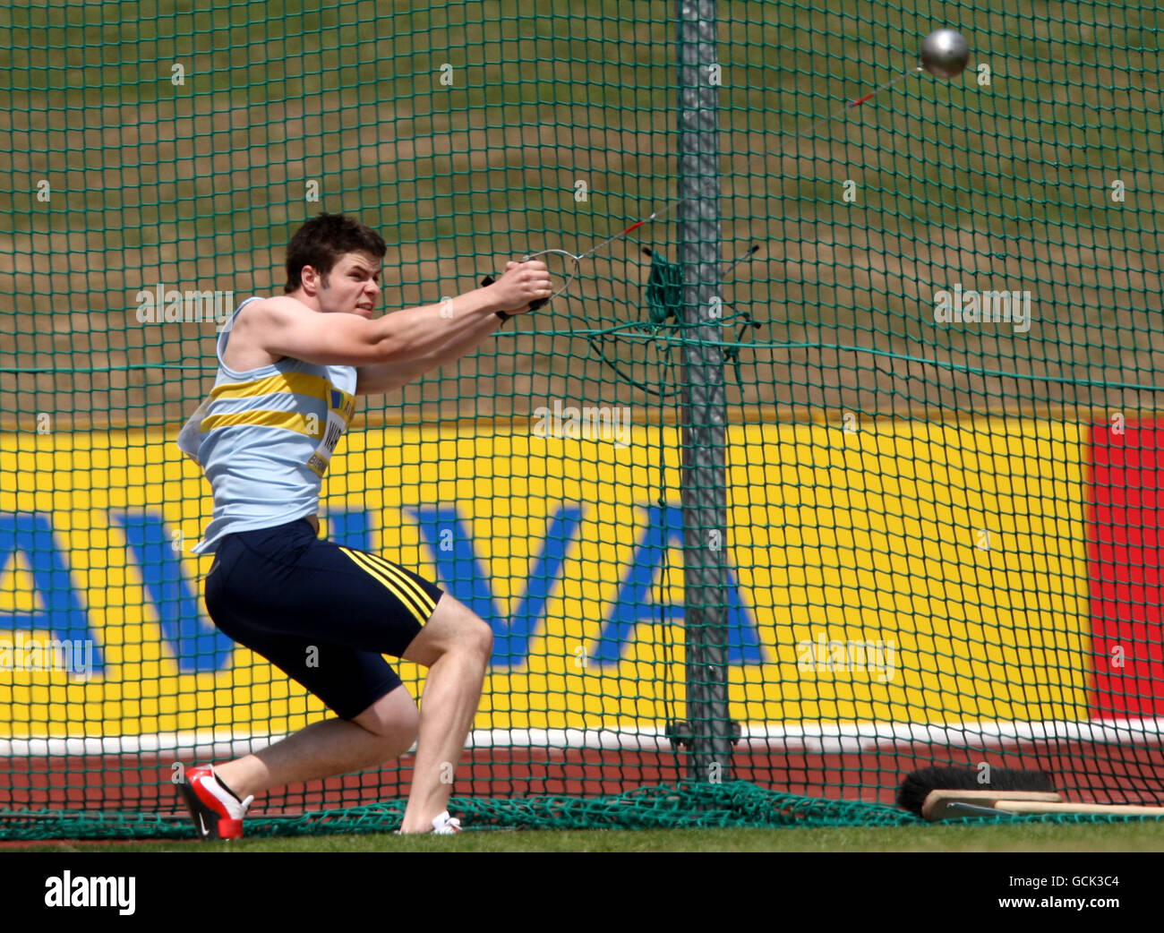 Alex Warner compete nel lancio del martello da uomo durante le prove europee Aviva e i Campionati del Regno Unito all'Alexander Stadium di Birmingham. Foto Stock