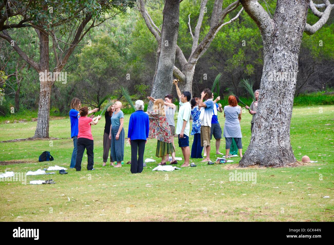 Hamilton Hill,WA,Australia-October 10,2015:cerimonia spirituale con persone in natura impostazione con lunghe palme erbosa in Hamilton Hill, Australia occidentale Foto Stock