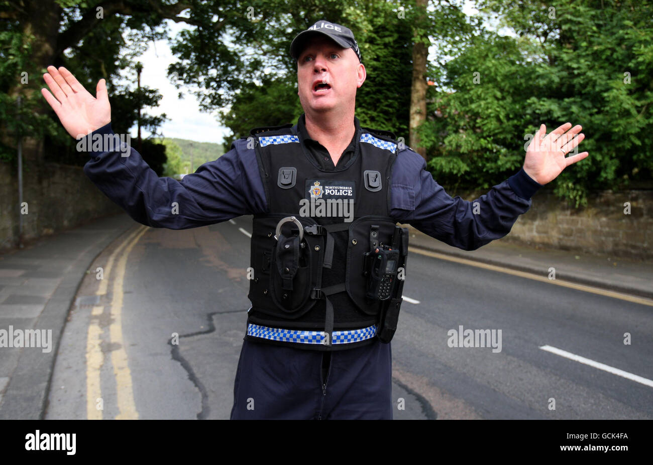 Gli ufficiali di polizia spingono indietro i membri del pubblico e dei mezzi di comunicazione a Rothbury, Northumberland, come una grande operazione è stata messa in atto nella ricerca di fuggitivo Raoul Moat. Foto Stock