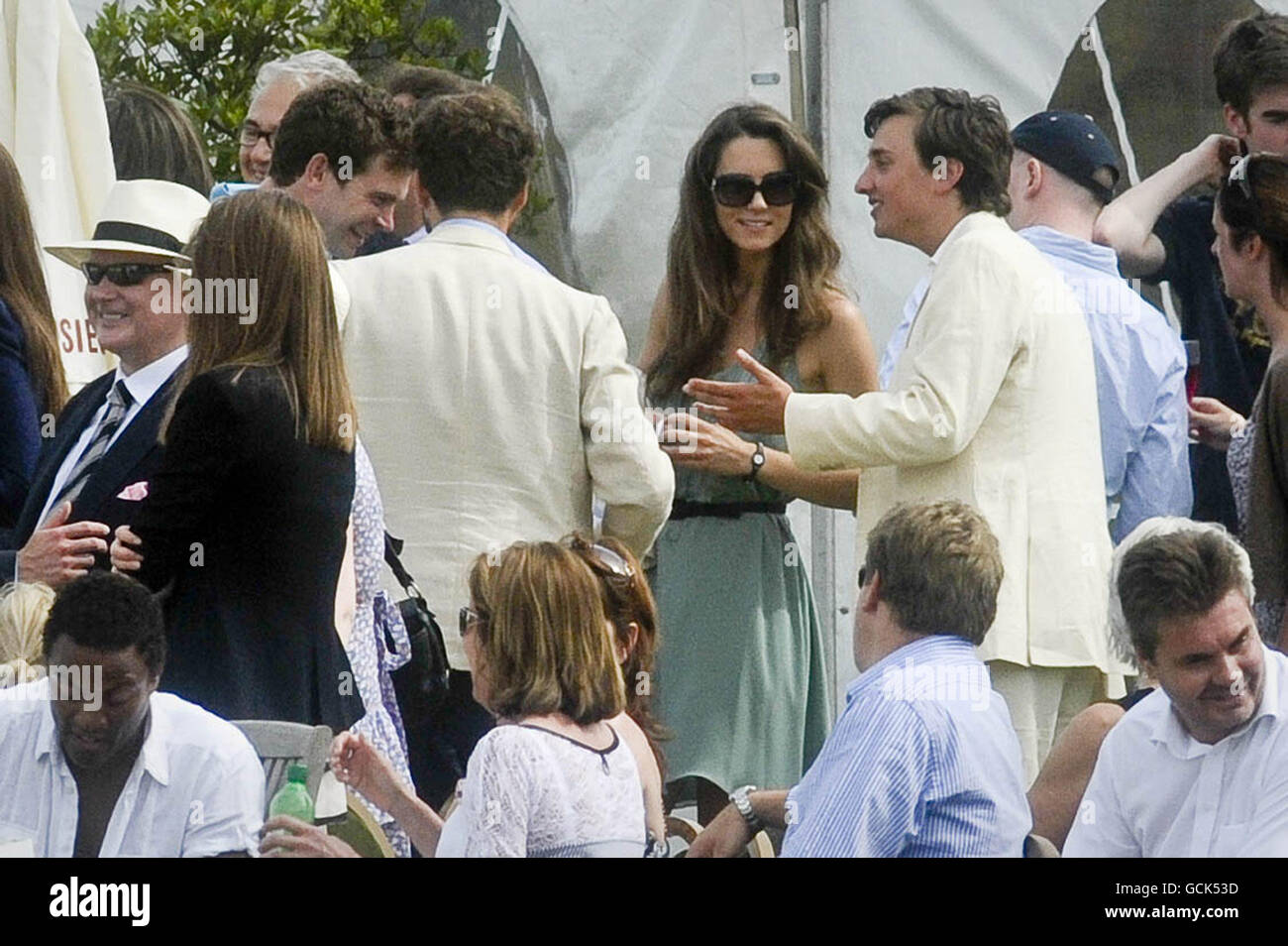 Kate Middleton (vestendo un vestito verde) nella folla alla partita di polo Chakravarty Cup al Beaufort Polo Club vicino a Tetbury Gloucestershire dove il suo ragazzo William sta giocando nella partita di beneficenza. Foto Stock