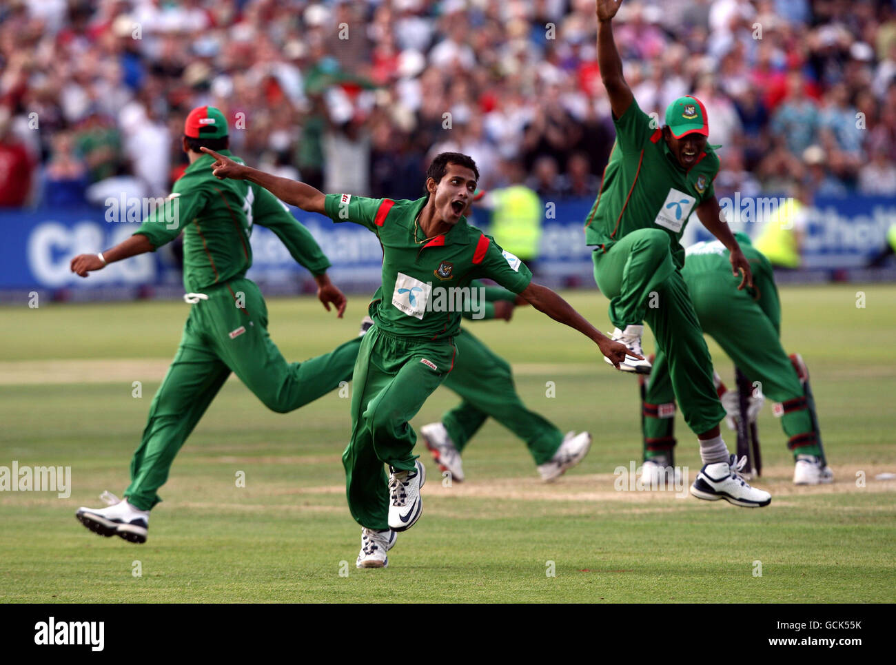 L'Islam Shafiul del Bangladesh celebra il licenziamento di Jonathan Trott dell'Inghilterra per ottenere la vittoria durante il secondo un giorno internazionale al terreno della contea, Bristol. Foto Stock