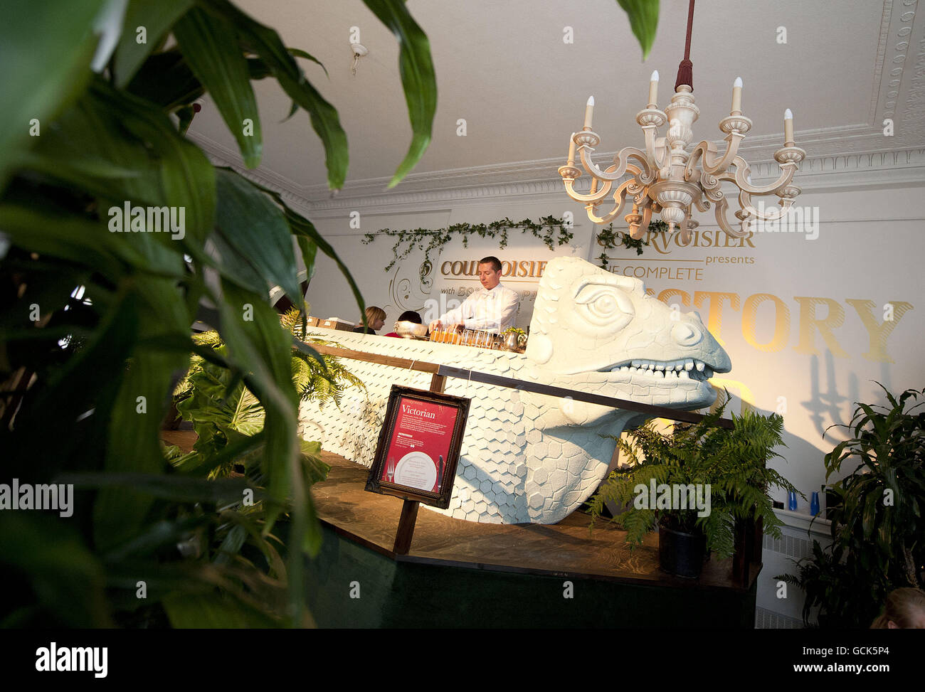 Un barman mescola il pugno nel dinatore vittoriano dei dinosauri al 'Courvoisier presenta la storia completa del cibo', un'esperienza interattiva pop-up di ristoranti che porta i visitatori attraverso 730 anni di storia del cibo, in una casa georgiana a 5 piani su Belgrave Square, nel centro di Londra. Foto Stock