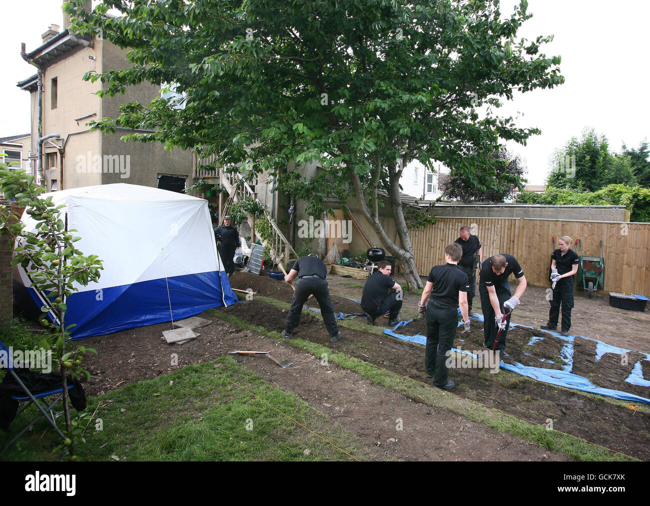 Sussex polizia di ricerca ufficiali di ricerca nel giardino di una ex casa di serial killer Peter Tobin a Portslade, Sussex est. Foto Stock