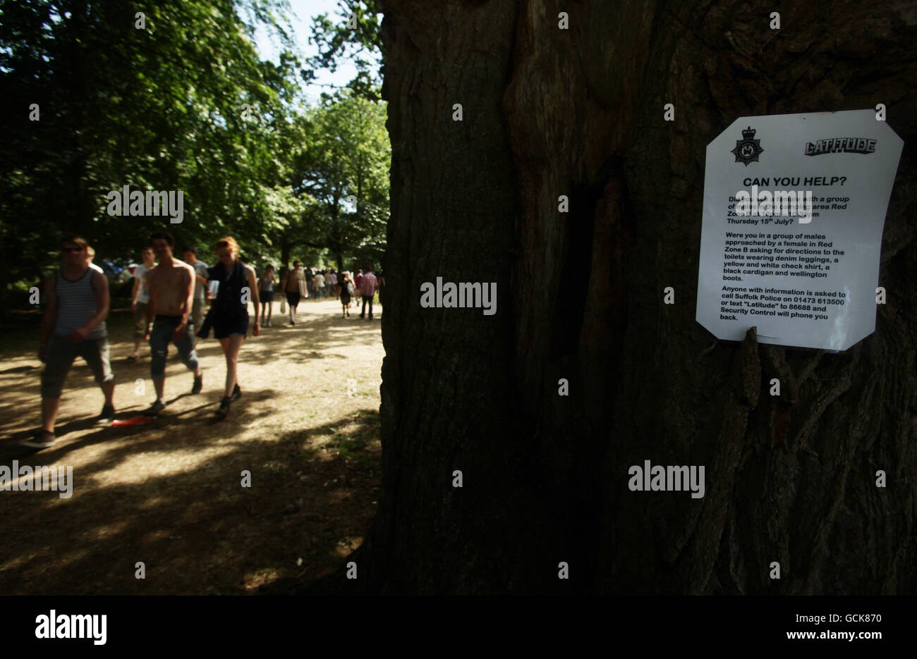 Un cartello della polizia riguardante gli assalti al festival di giovedì, a Henham Park, Southwold, Suffolk. Foto Stock