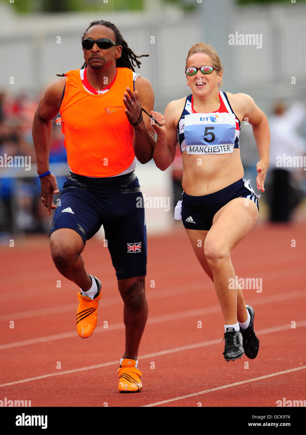Paralimpiadi - BT Paralimpiadi Coppa del mondo 2010 - Day One - Manchester. Tracey Hinton della Gran Bretagna (a destra) e la sua guida Foto Stock