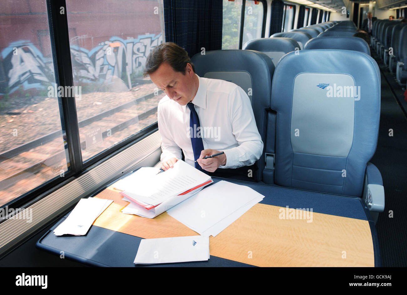 Il primo ministro britannico David Cameron lavora a bordo dell'Acela Express da Wasington DC, Washington, alla Penn Station di New York, come parte della sua visita di due giorni negli Stati Uniti. Foto Stock