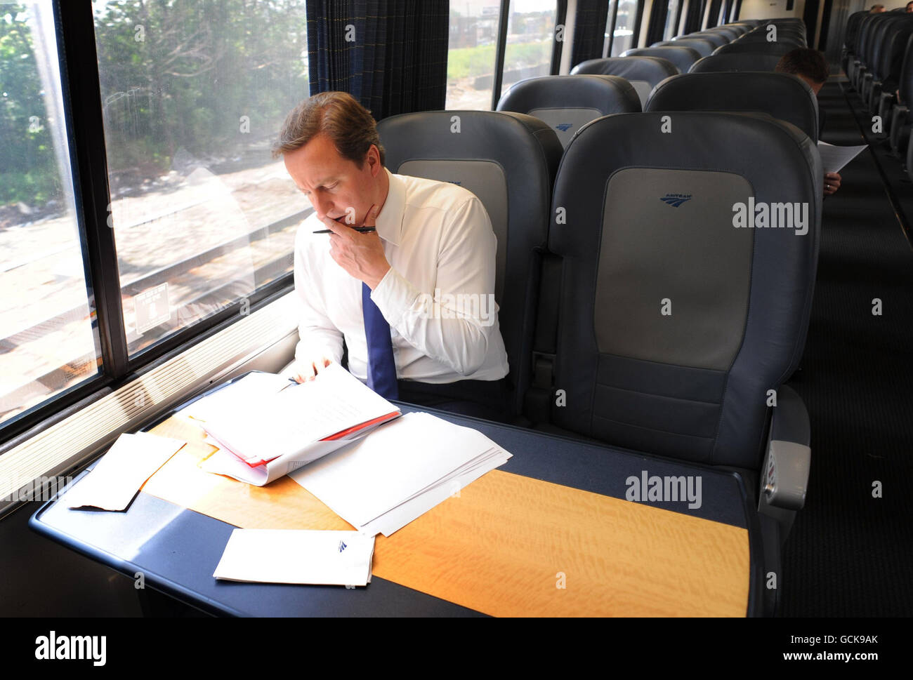 Il primo ministro britannico David Cameron lavora a bordo dell'Acela Express da Wasington DC, Washington, alla Penn Station di New York, come parte della sua visita di due giorni negli Stati Uniti. Foto Stock