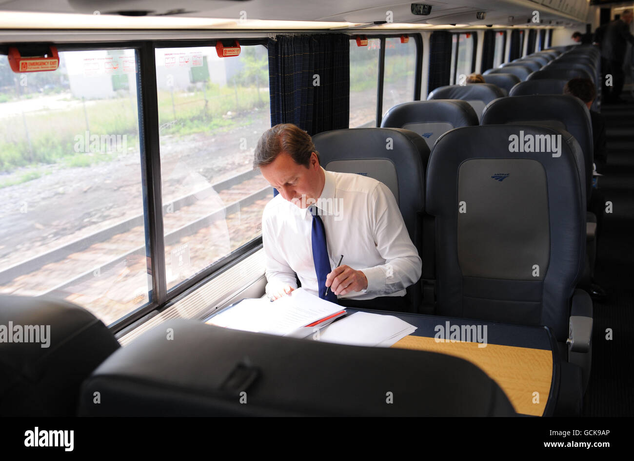Il primo ministro britannico David Cameron lavora a bordo dell'Acela Express da Wasington DC, Washington, alla Penn Station di New York, come parte della sua visita di due giorni negli Stati Uniti. Foto Stock