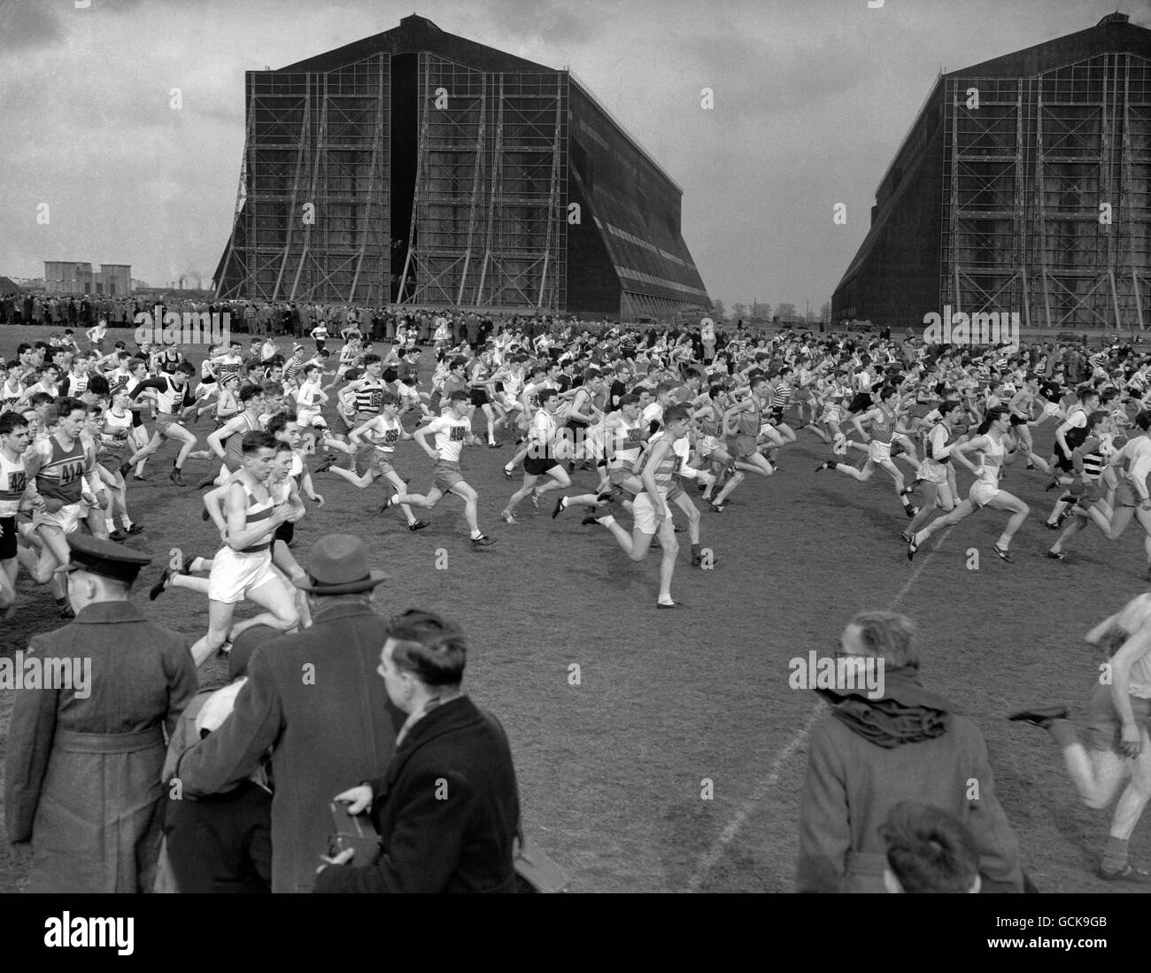 L'inizio della gara giovanile, con 742 corridori che partecipano, alla vecchia stazione di nave aerea di RAF Cardington nel Bedfordshire. Foto Stock