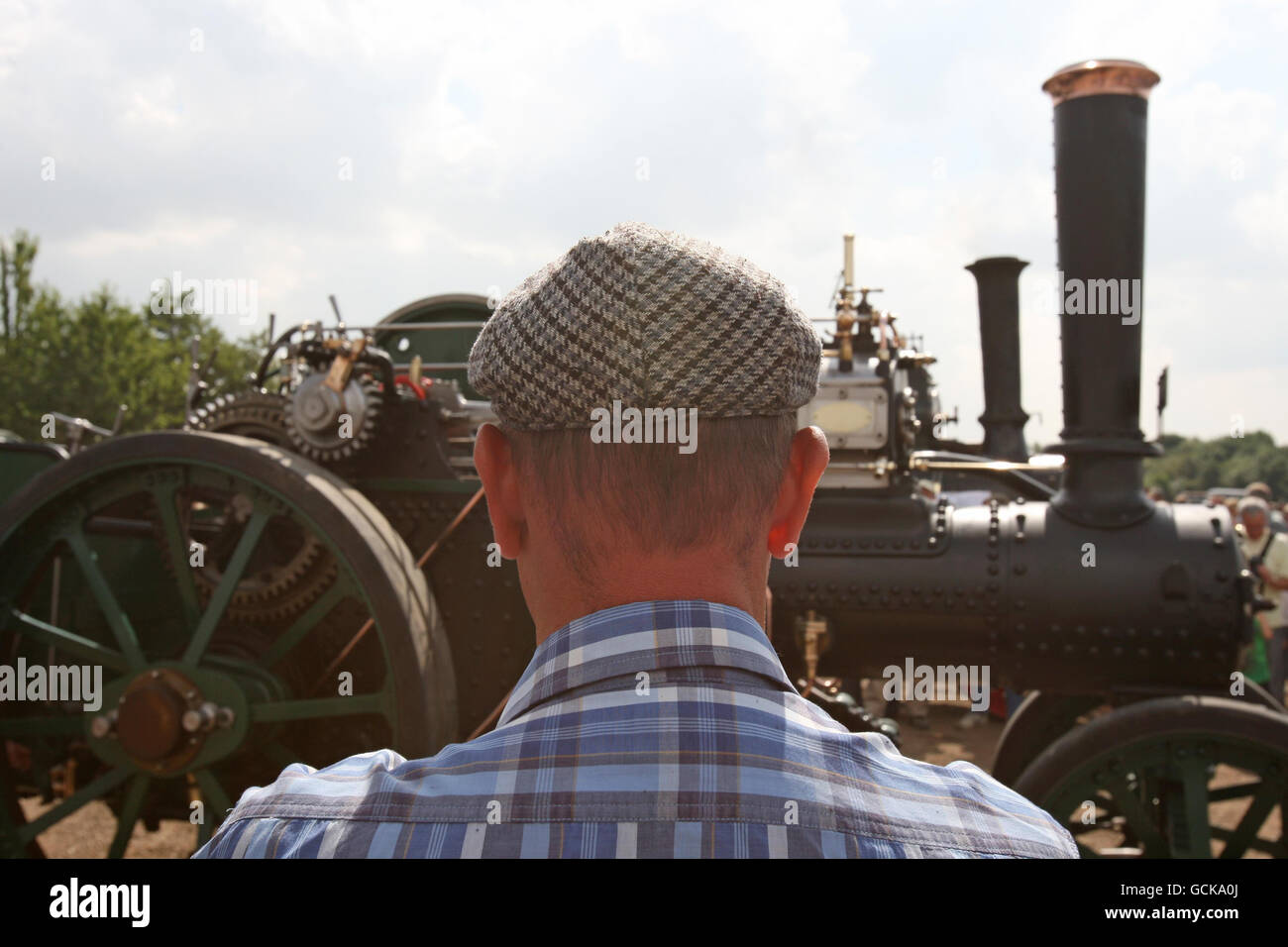 Un uomo indossa un cappello piatto mentre vede il famoso motore a vapore di Fred Dibnah Aveling e Porter a Cheffins Auctioneers a Sutton, Cambridgeshire. Il motore è stato oggi venduto all'asta per il 240,000. Foto Stock