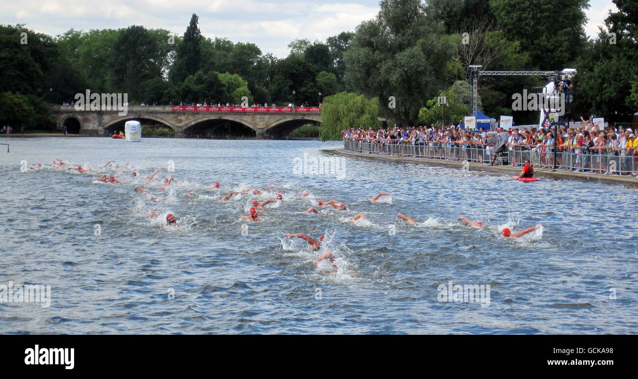 Concorrenti nel lago Serpentine in fase di nuoto durante il Campionato del mondo Triathlon Series, a Londra. Foto Stock