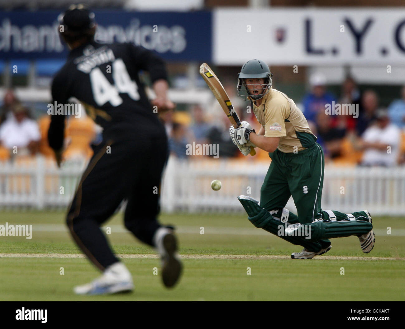 Leicestershire Foxes, battitore Matt Boyce, è stato osservato da Warwickshire Bear's Ant Botha durante la partita della Clydesdale Bank 40 a Grace Road, Leicester. Foto Stock