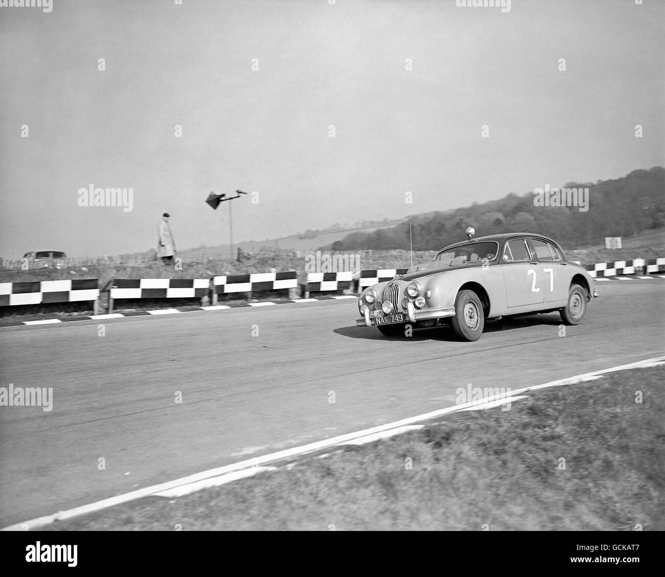 B. Waddilove prende la sua Jaguar Mark 1 round Brands Hatch. Tutti i concorrenti dovevano fare tre giri sul circuito prima di partire per il rally finale a Hastings Foto Stock