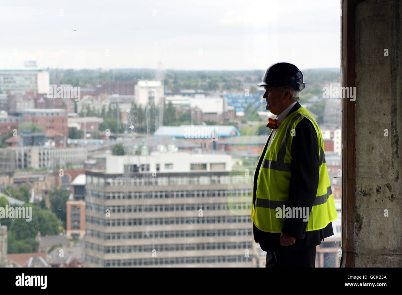 Owen Luder, l'architetto del parcheggio di Trinity Square a Gateshead, reso famoso dal film cult gangster, Get carter con Michael Caine, si affaccia dal ristorante all'ultimo piano e mentre il lavoro inizia a demolire il più famoso parcheggio multi-piano del cinema. Foto Stock