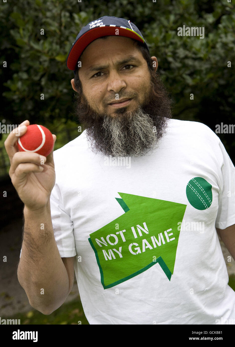 Mushtaq Ahmed, l'allenatore di bowling a rotazione dell'Inghilterra, lancia Not in My Game, una campagna che prende posizione contro il terrorismo nel cricket. A causa di un attacco terroristico contro la squadra di cricket dello Sri Lanka nel 2009, la squadra pakistana terrà la sua serie di case 2010 contro l'Australia nel Regno Unito. Questa è la prima volta che una squadra internazionale di cricket è stata cacciata dalla sua nazione, ed è stata costretta a giocare all'estero. Foto Stock