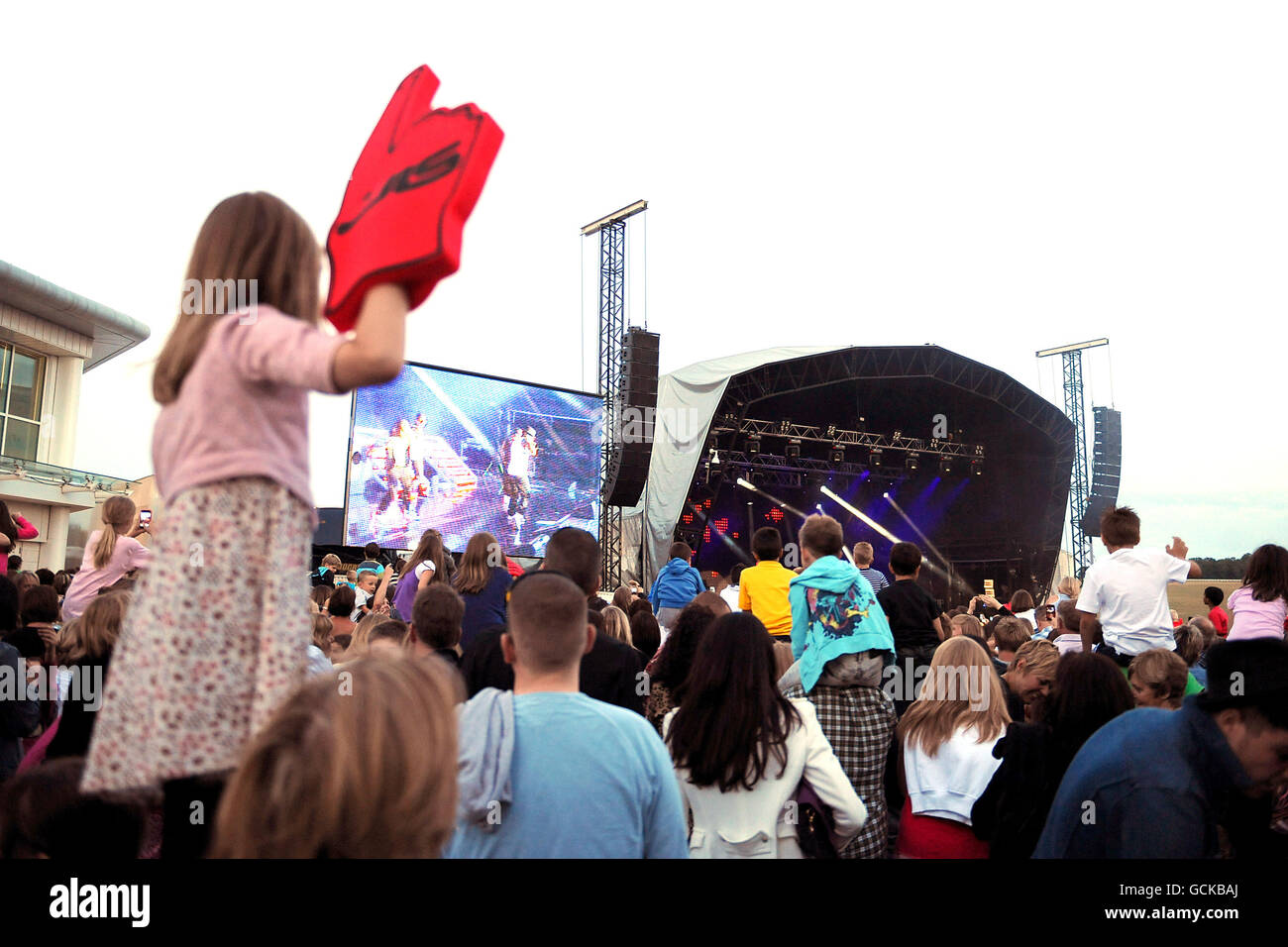 Corse ippiche - Epsom Live! Con JLS - Ippodromo di Epsom Downs. La folla guarda JLS che si esibisce a Epsom LIVE! Foto Stock