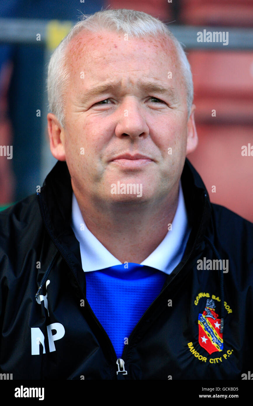 Calcio - Europa League - seconda prova di qualificazione - seconda tappa - Bangor City v FC Honka - pista da corsa. NEV Powell, responsabile della città di Bangor Foto Stock