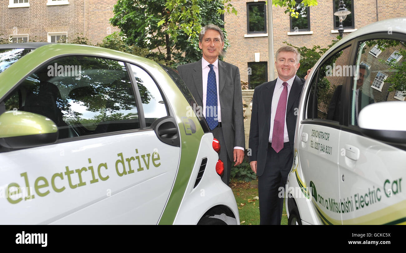Il segretario ai trasporti Philip Hammond (a sinistra) e il ministro delle imprese Mark Prrisk, durante il lancio di un Plug-in Car Grant governativo, progettato per stimolare la domanda di veicoli a basse emissioni di carbonio. Foto Stock