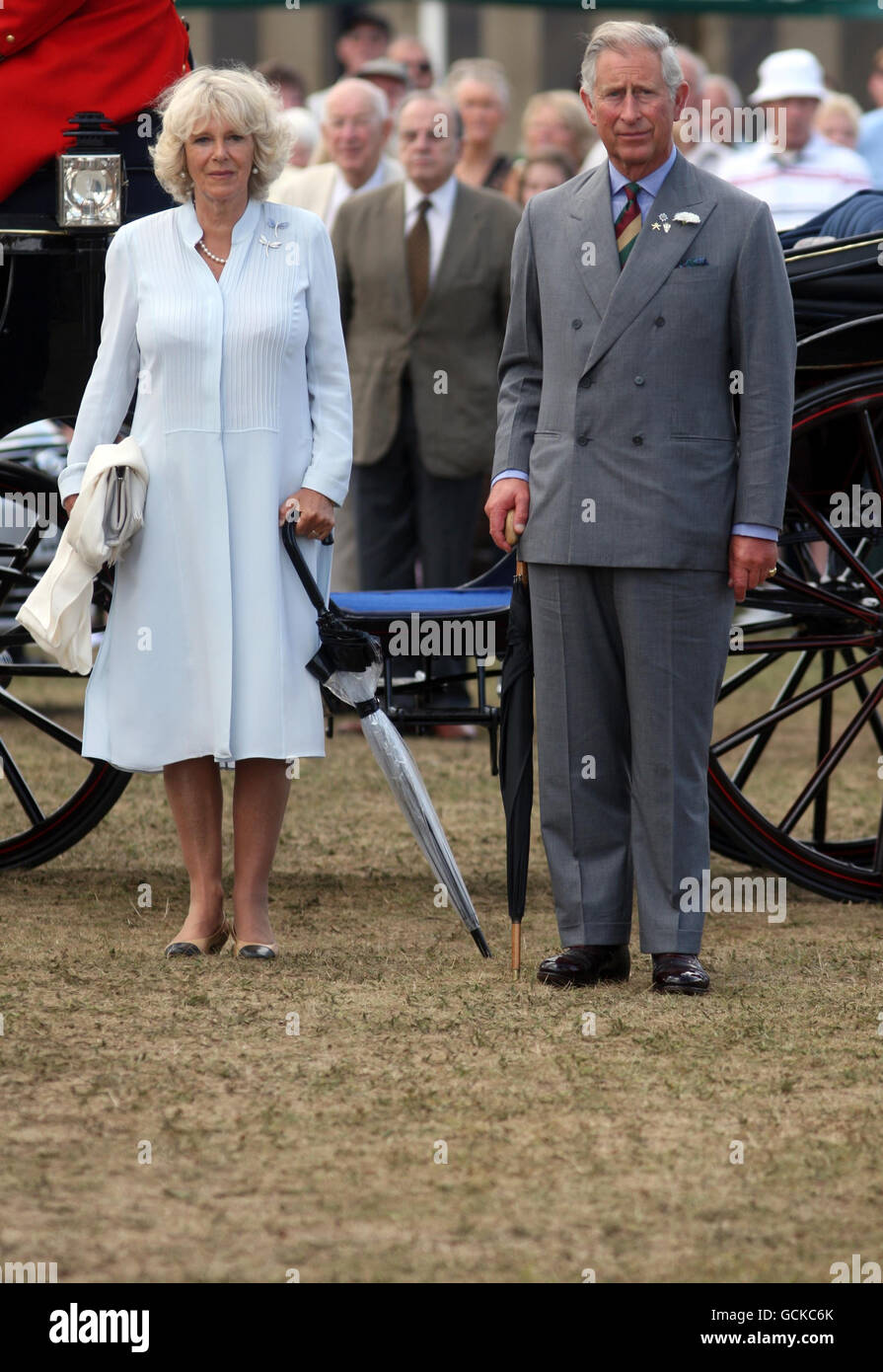 Il Principe di Galles e la Duchessa di Cornovaglia arrivano al Sandringham Flower Show, che si tiene nella Royal Estate a Norfolk. Foto Stock