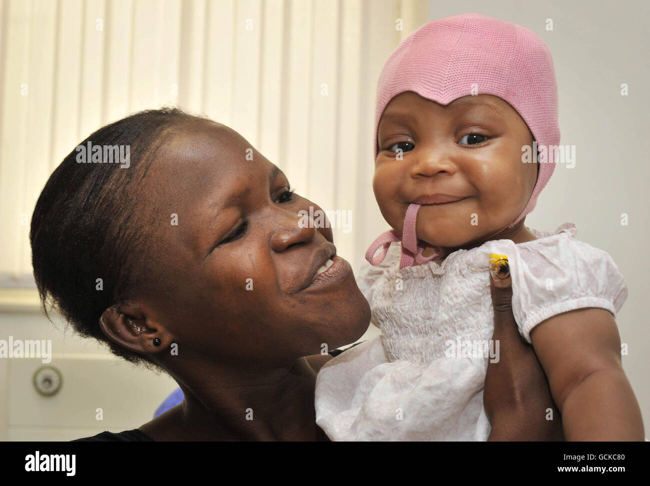 Landina Seignon, di 8 mesi, con sua madre Marie Miracle Seignon, 26 anni, al Chelsea and Westminster Hospital di Londra dopo che sono stati riuniti sette mesi dopo che Landina è stata tirata dalle macerie del terremoto di Haiti. Foto Stock