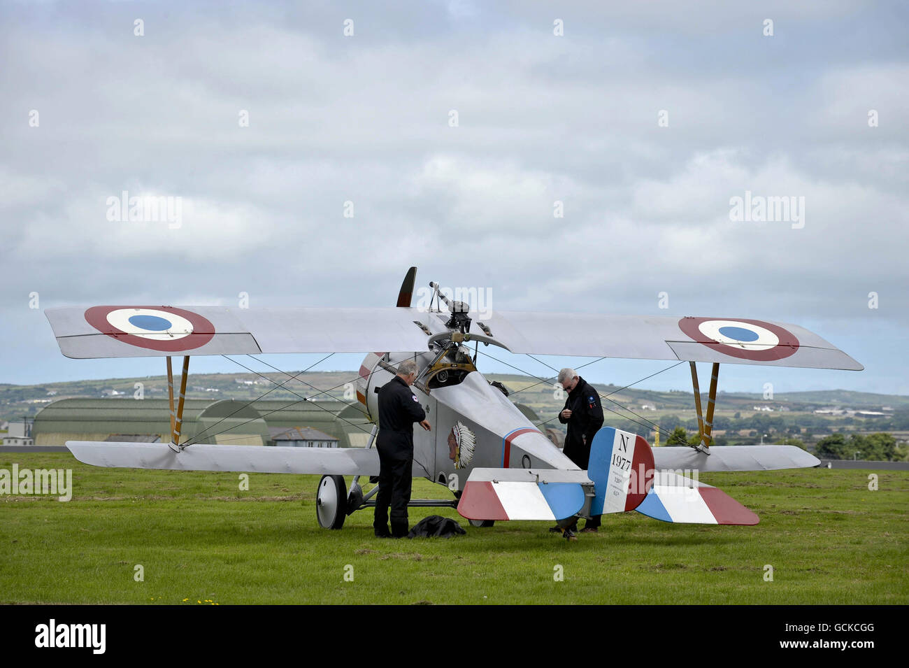 I piloti del team Great War Display si preparano al volo accanto a un combattente a monoposto Nieuport, un classico marchio della guerra del 1914-18, Che è stato gestito dai servizi aerei britannici, francesi, belgi, italiani e russi, alla Royal Naval Air Station Cullrose Air Day 2010, dove quasi 70 aeromobili eseguono manovre audaci e di precisione volare sopra i cieli della base della Cornish Royal Navy. Foto Stock
