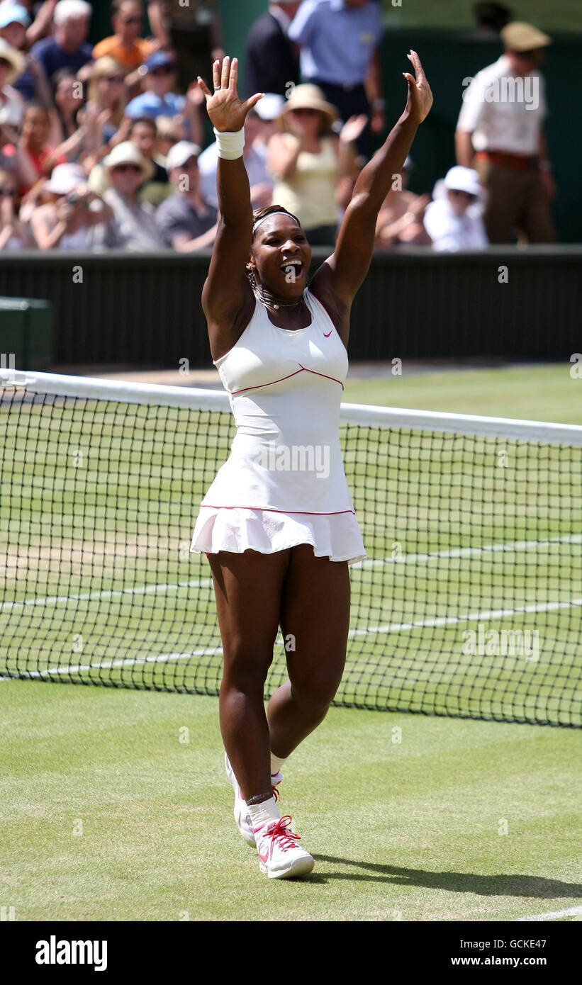 La Serena Williams degli Stati Uniti celebra la sua vittoria su vera Zvonareva della Russia durante la finale di Ladies Singles il giorno dodici dei Campionati di Wimbledon 2010 al All England Lawn Tennis Club di Wimbledon. Foto Stock