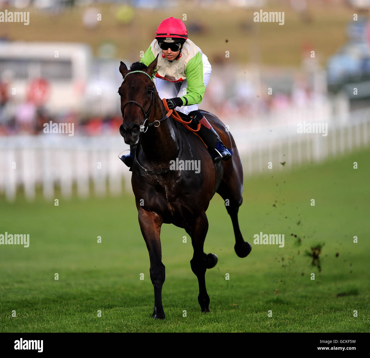 NORTH CAPE guidato da Amy Scott vince i Brothers Pear Cider Apprentice handicap Stakes. Foto Stock