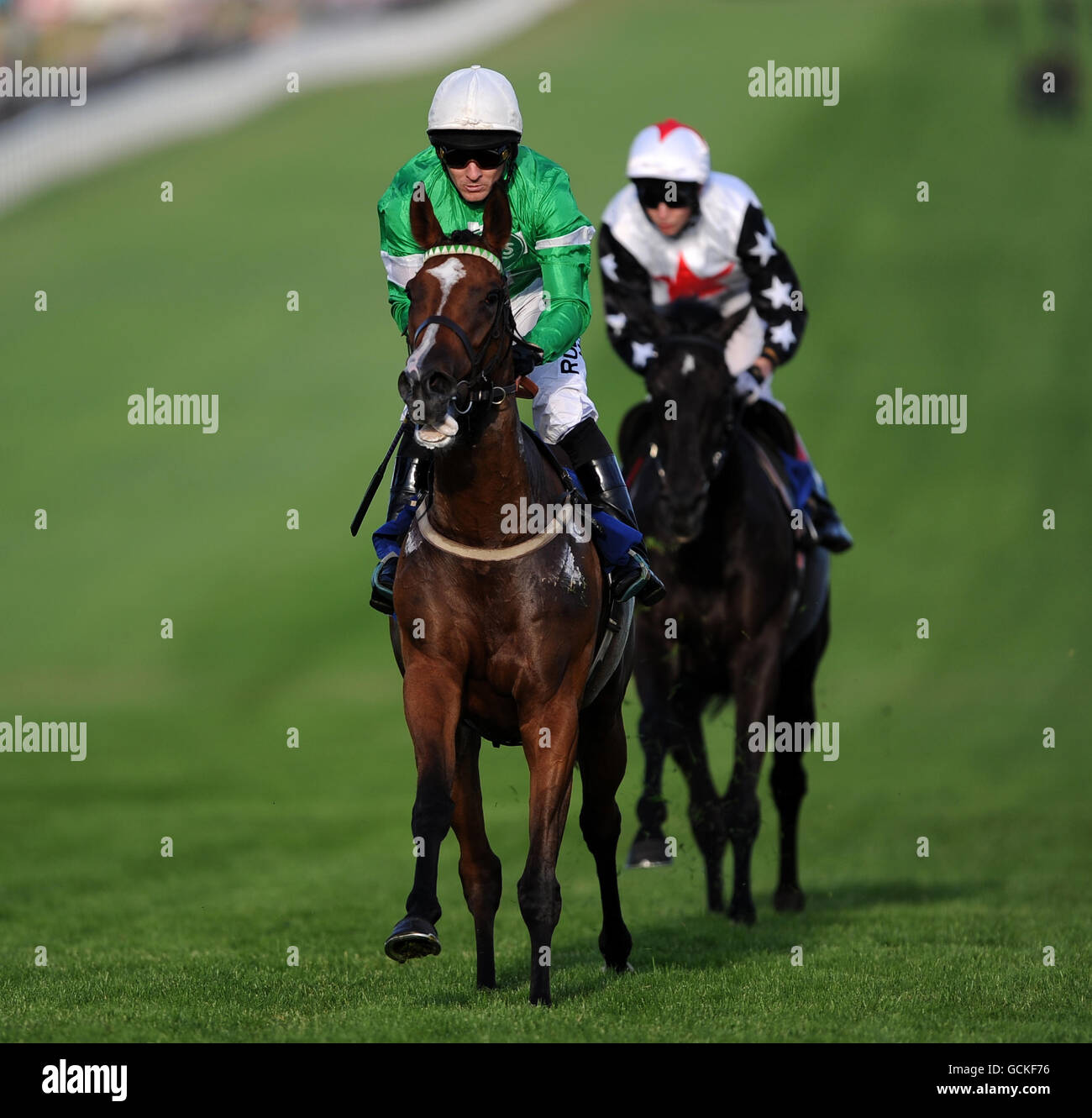 RUN FOR EDE'S guidato da Ian Mongan vince il Fleming Russell stent handicap Stakes accaed of PROFIT'S REALITY (Luke Morris) in 2. Foto Stock